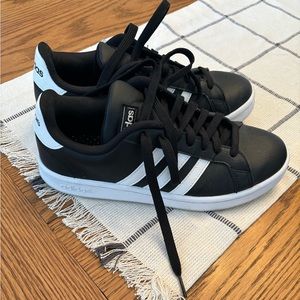 Black/White adidas cloud sneaker.